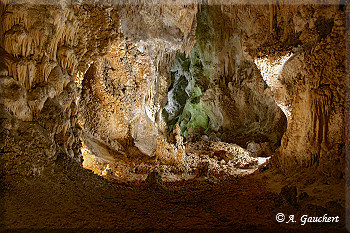 Ausgeleuchtete Seitenhöhle